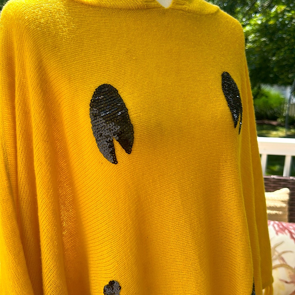 NWOT Wildfox White Label Yellow Smiley Face Fringe Poncho - Picture 2 of 6